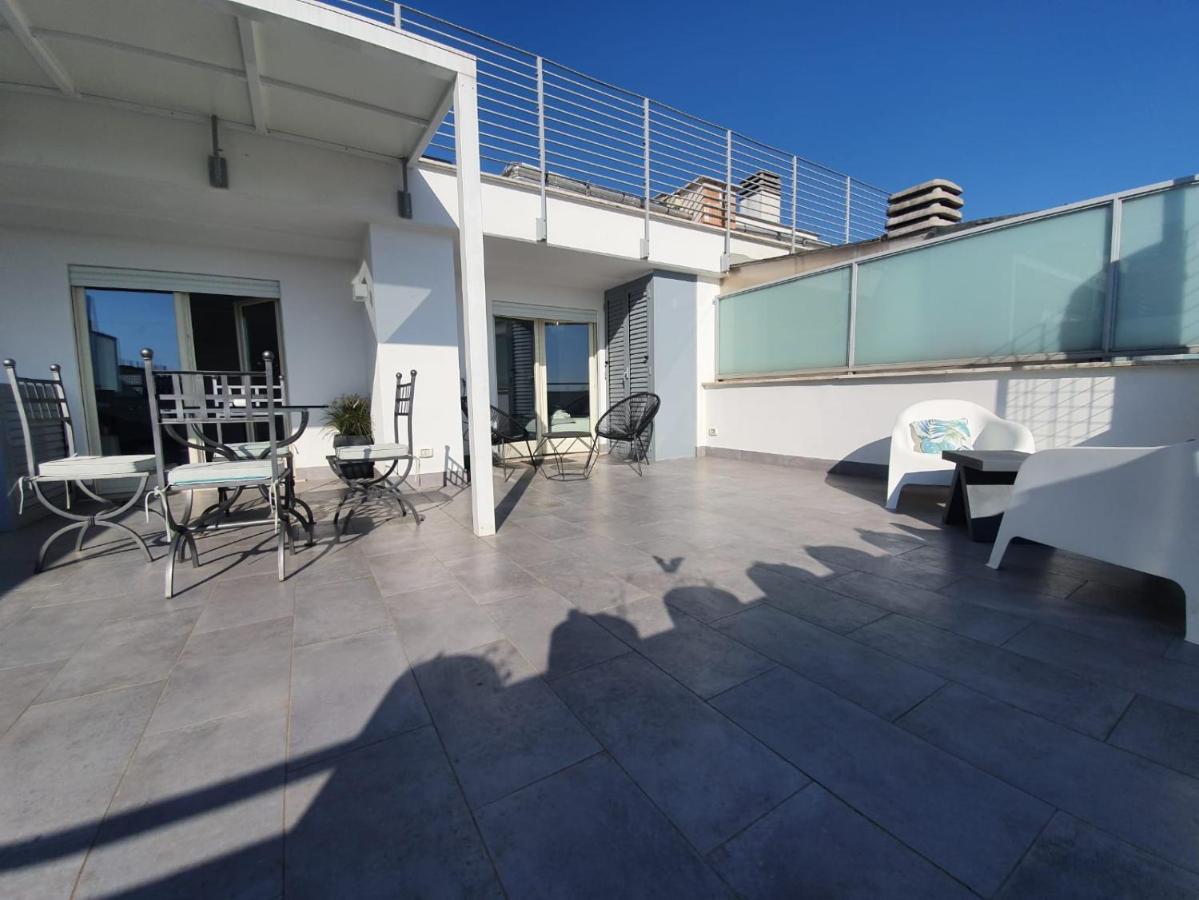 Penthouse 41 In Trastevere With Big Terrace Рим Екстериор снимка